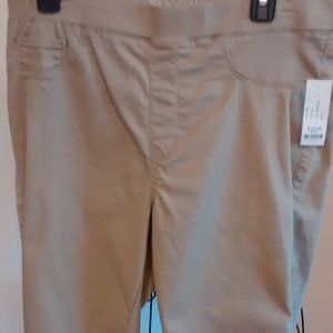 Tan Jean-like Capris Size L NWT